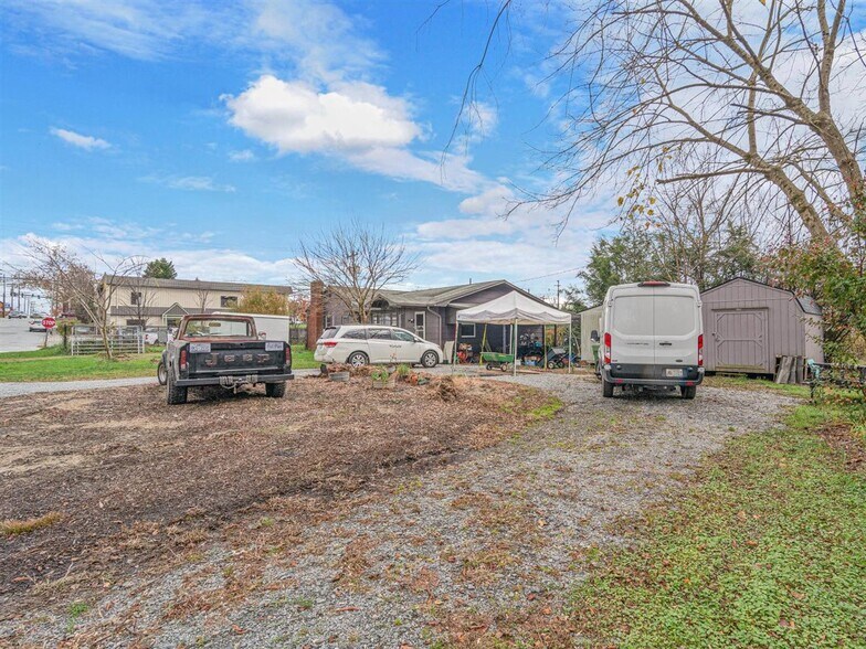 More Photos Of 307-321 S Washington St, Hendersonville Land For Lease