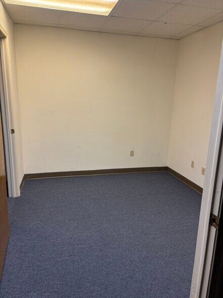 More Photos Of 12 Salters Creek Rd, Hampton Office For Lease