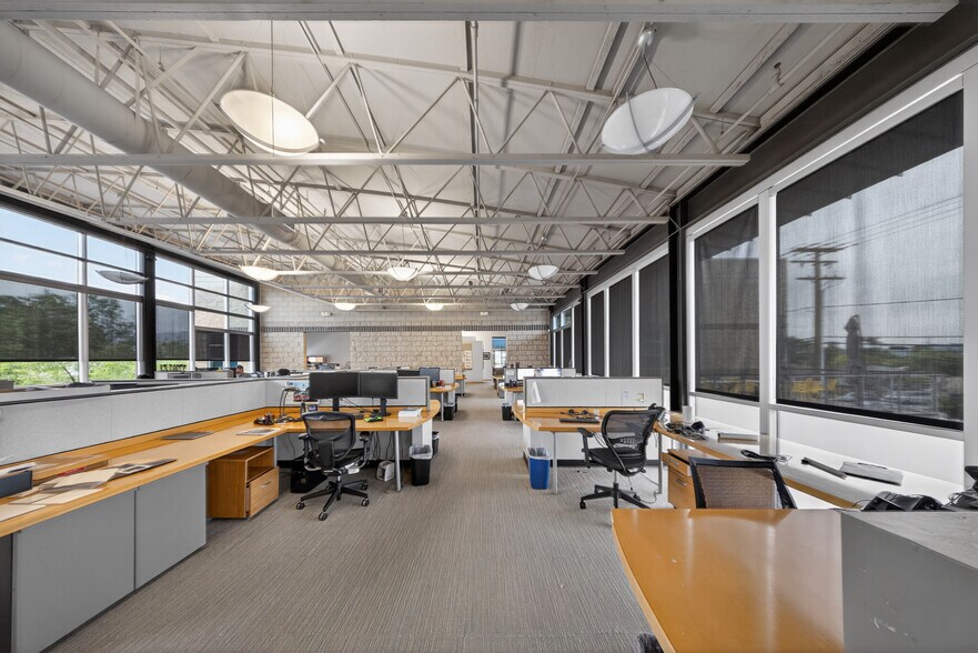 More Photos Of 3500 W Burbank Blvd, Burbank Office For Sale