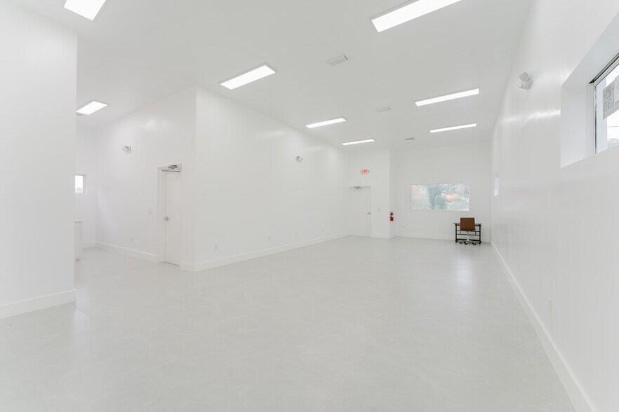 More Photos Of 654 NW 22nd Rd, Fort Lauderdale Light Distribution For Sale