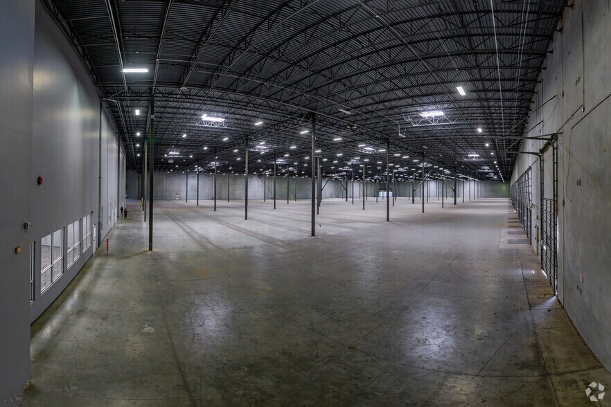 More Photos Of 10120 Fischer Rd, Von Ormy Distribution For Sale