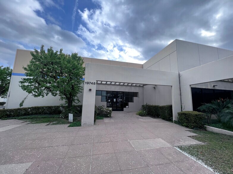 More Photos Of 19748 Dearborn St, Chatsworth Light Distribution For Lease