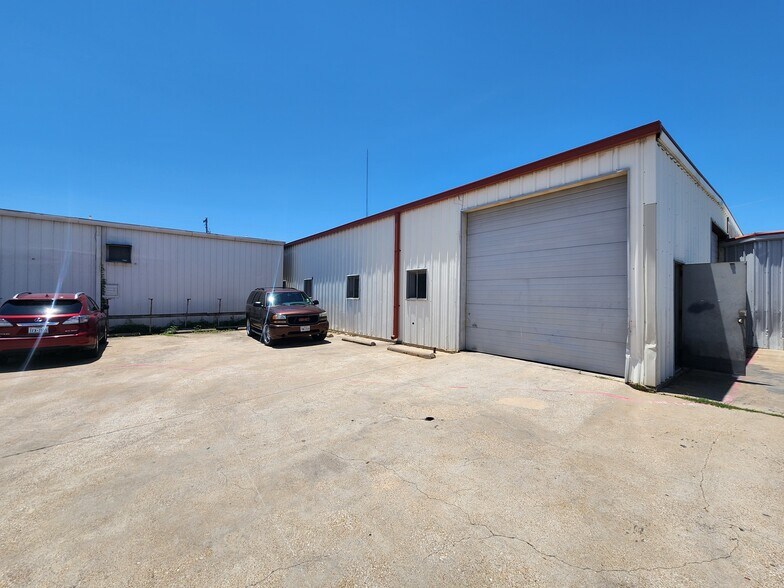 More Photos Of 3640 W Pioneer Pky, Pantego Service For Lease