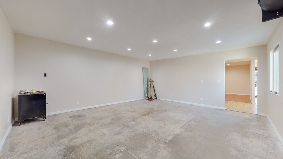 More Photos Of 8311 Rosecrans Ave, Paramount Light Manufacturing For Lease