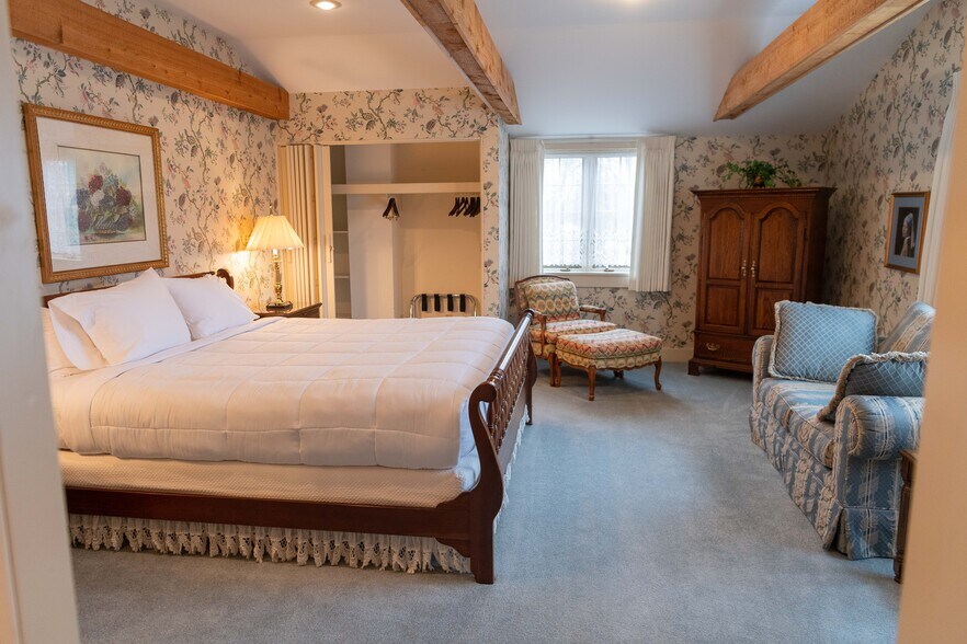 More Photos Of 1111 Washington St, Pella Hospitality For Sale