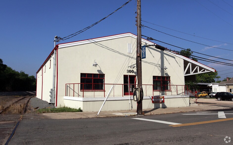 More Photos Of 300 E Main St, Remington Restaurant For Lease