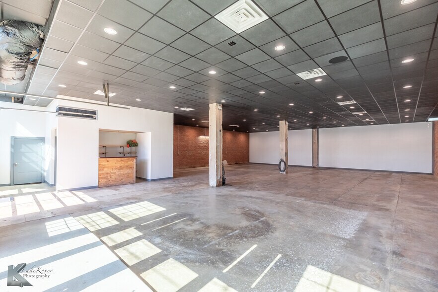 More Photos Of 141 Oak St, Abilene Storefront Retail Office For Sale