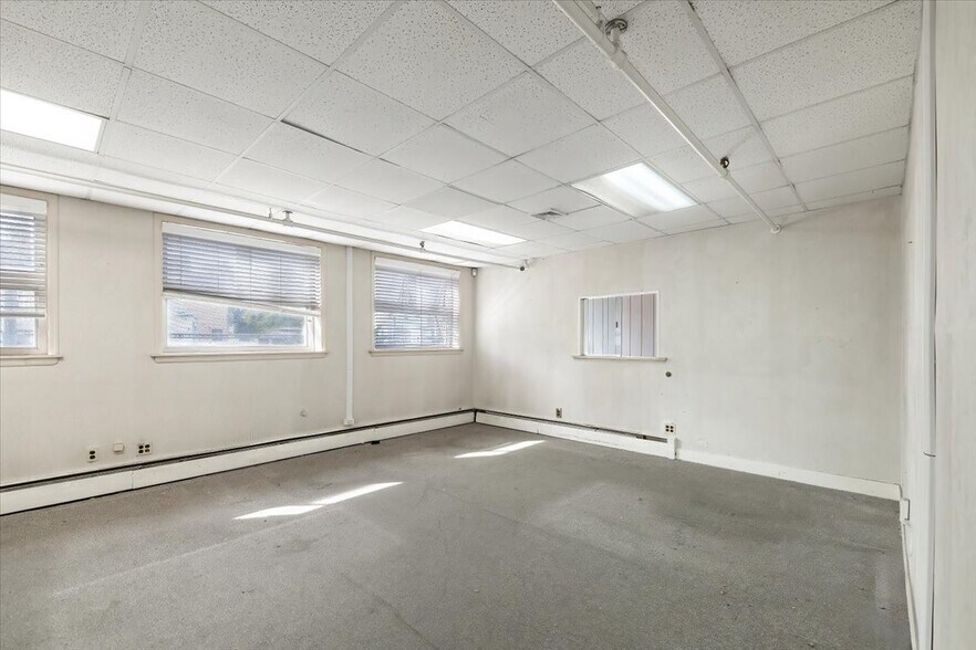 More Photos Of 390-400 Railroad Ave, Hackensack Warehouse For Lease