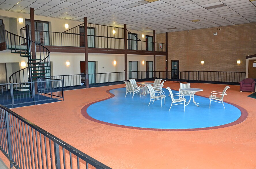 More Photos Of 1401 W US Highway 54, Pratt Hotel For Lease