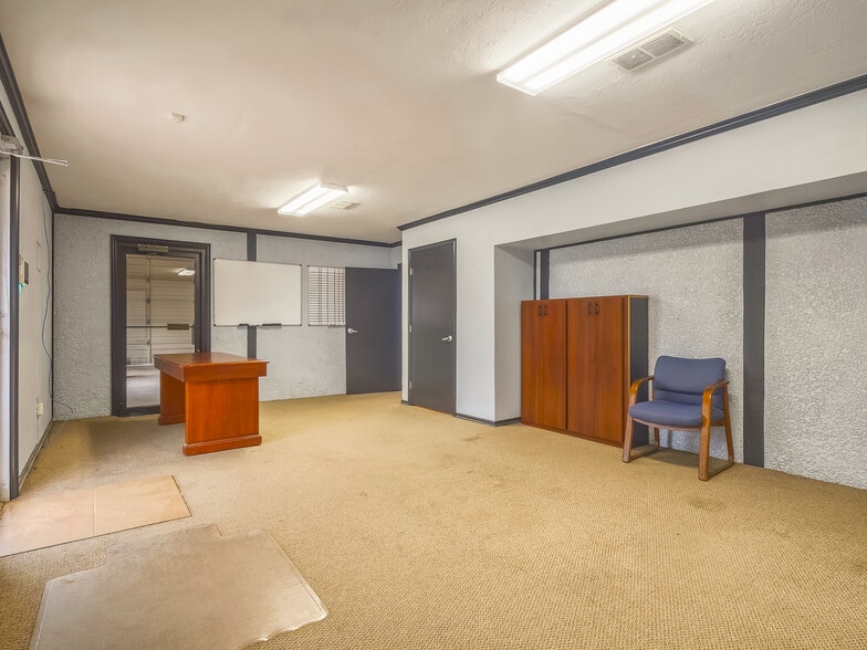 More Photos Of 401 S Ranchwood Blvd, Yukon Flex For Sale