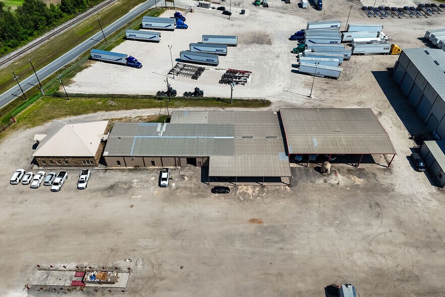 More Photos Of 11900 Hirsch Rd, Houston Warehouse For Lease