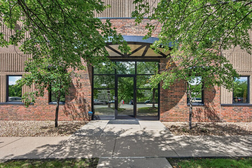 More Photos Of 521-563 Phalen Blvd, Saint Paul Coworking Space