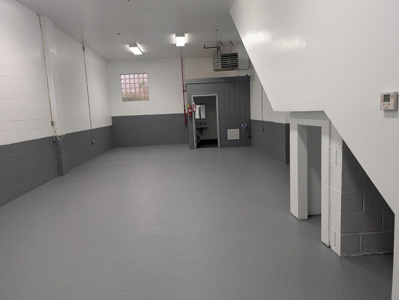 More Photos Of 46 Androvette St, Staten Island Warehouse For Lease