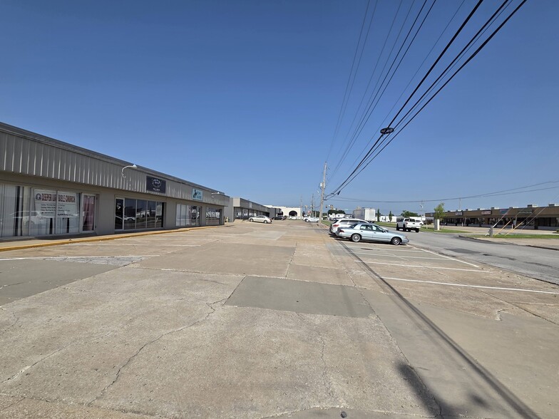 More Photos Of 5515 S Mingo Rd, Tulsa Unknown For Lease