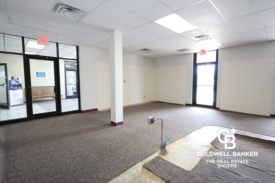 More Photos Of 911 N Main St, Garden City Office For Sale