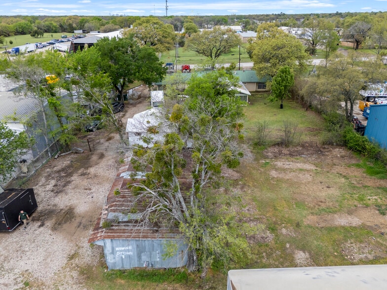 More Photos Of 303-A W Simonds, Seagoville Manufacturing For Sale