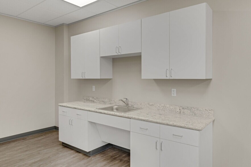 More Photos Of 8110 Parkside Ave, Baytown Warehouse For Sale