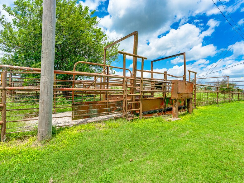 More Photos Of 1853 S Broadway St, Coalgate Flex For Sale