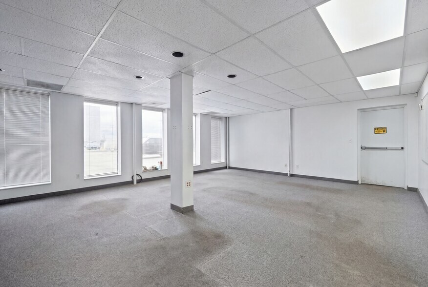 More Photos Of 32301 Howard Ave, Madison Heights Manufacturing For Lease
