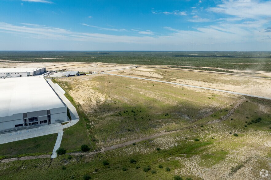 More Photos Of 15409 Fatima Dr, Laredo Industrial For Lease