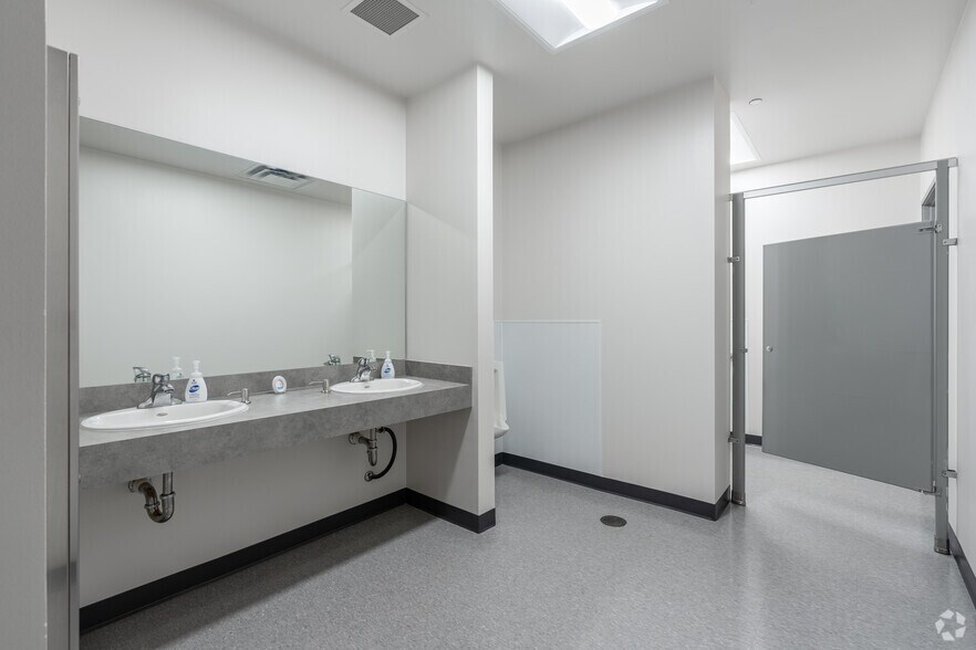 More Photos Of 15124 Grand River Rd, Fort Worth Distribution For Lease