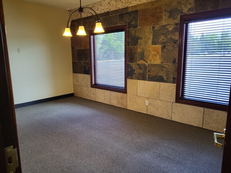 More Photos Of 525 Commons Dr, Woodbury General Retail For Lease