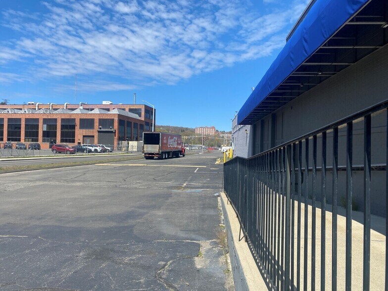 More Photos Of 195 Freight St, Waterbury Bar For Sale