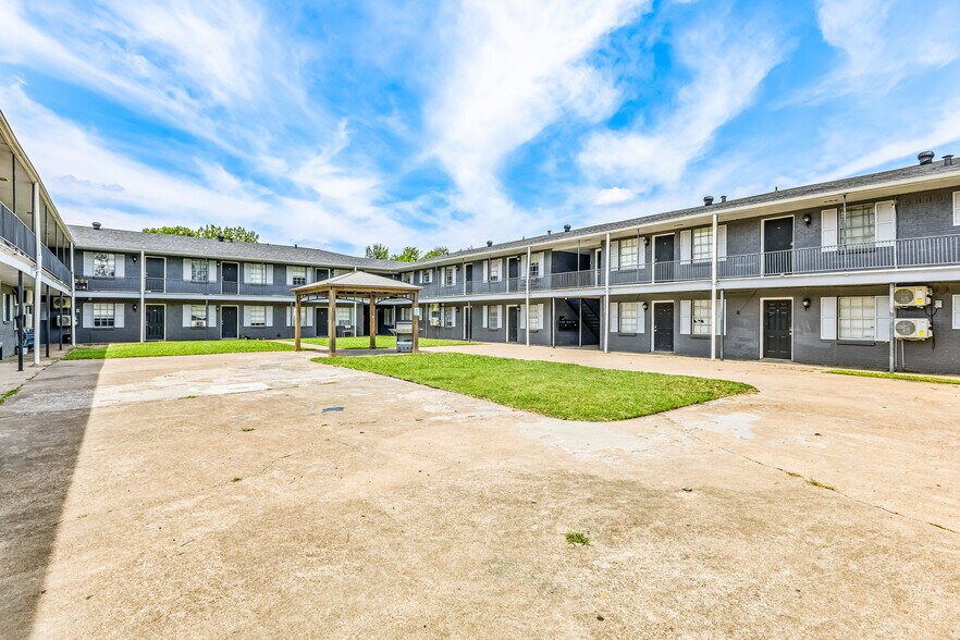 More Photos Of 1500 E Beverly Dr, Corsicana Apartments For Sale