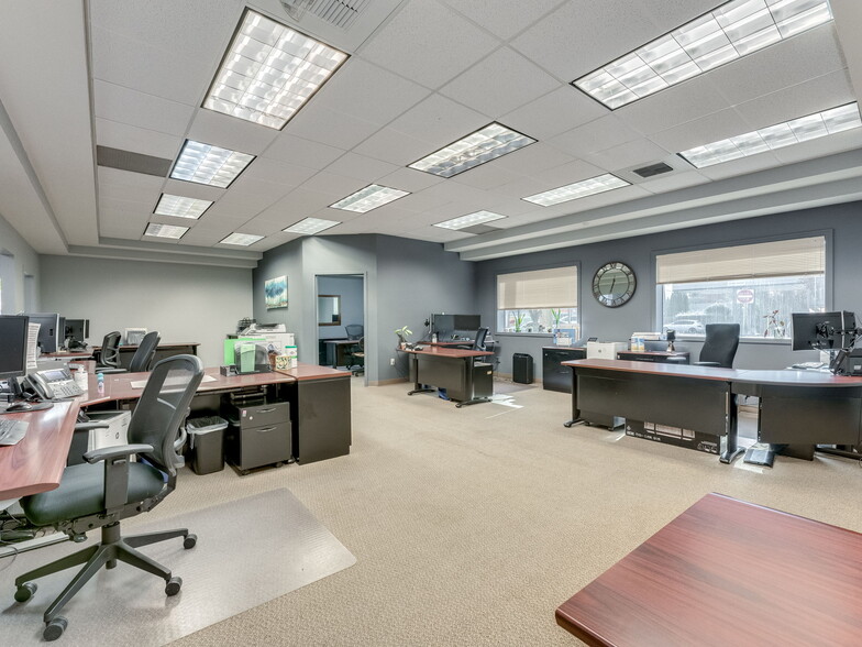 More Photos Of 1215 NE Baker St, Mcminnville Office For Sale