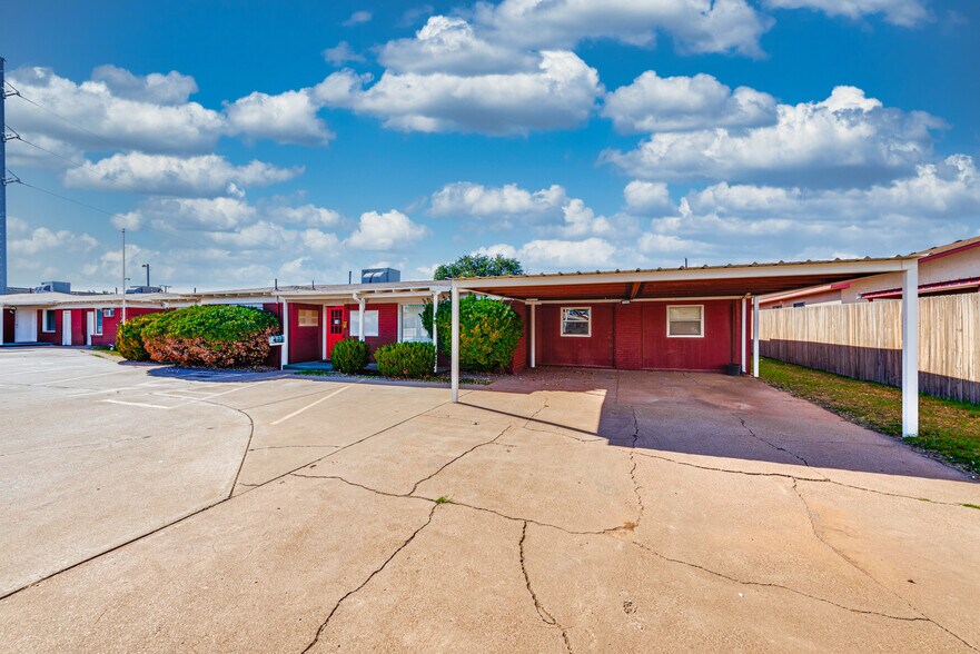 More Photos Of 1005 Austin St, Midland Storefront For Sale