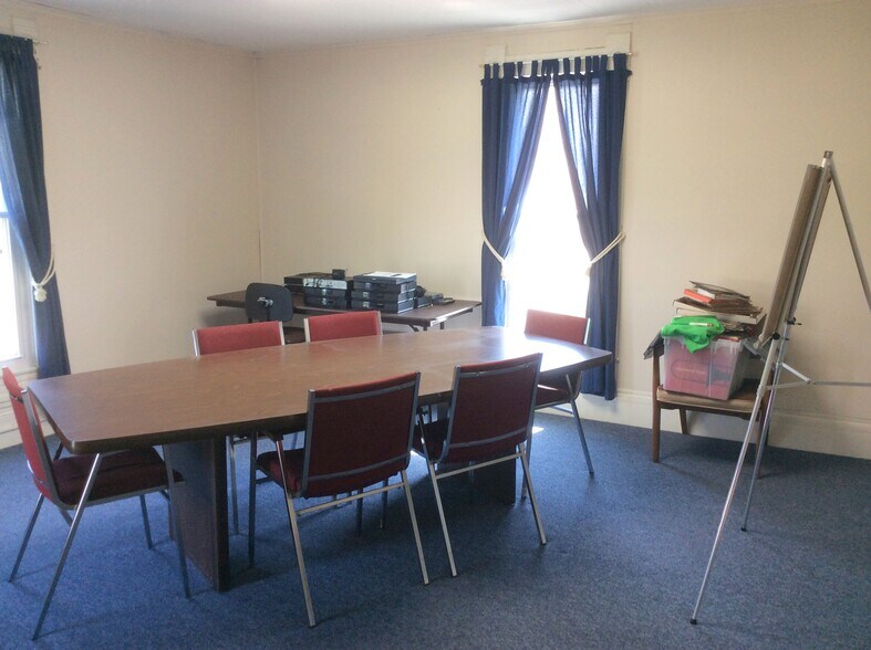 More Photos Of 1002 S Division St, Carterville Office For Sale
