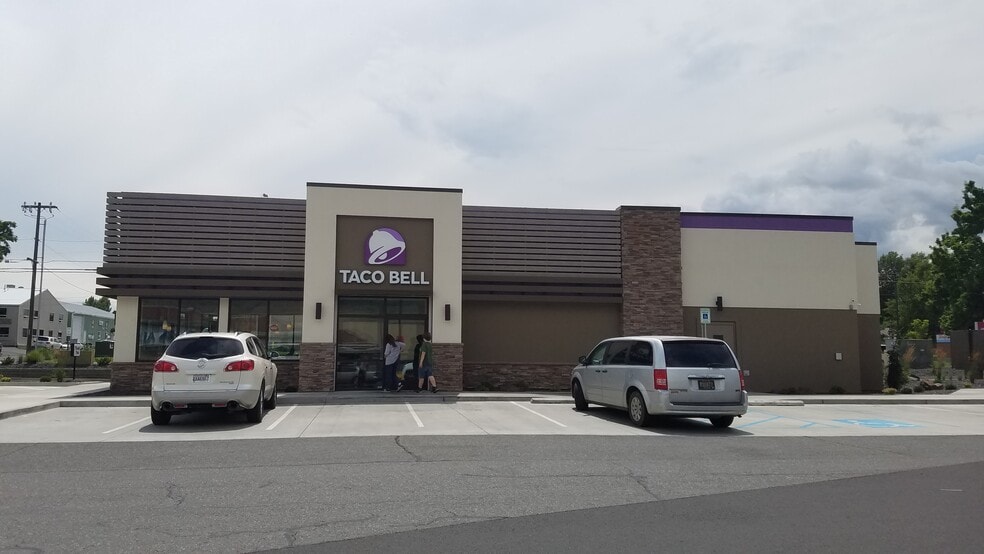 More Photos Of 330-470 Bridge St, Clarkston Unknown For Lease