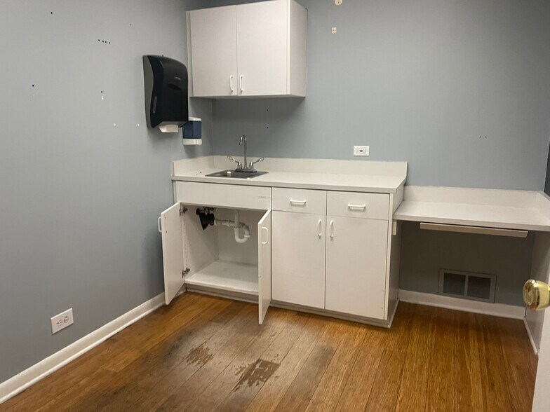 More Photos Of 69-73 N Broadway St, Des Plaines Medical For Lease