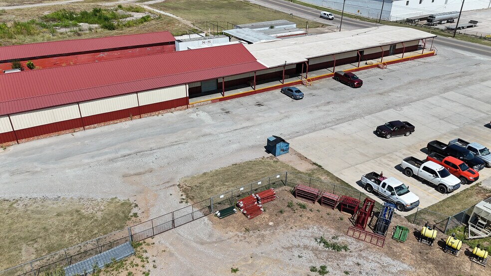 More Photos Of 302 S Beard Ave, Shawnee Freestanding For Sale