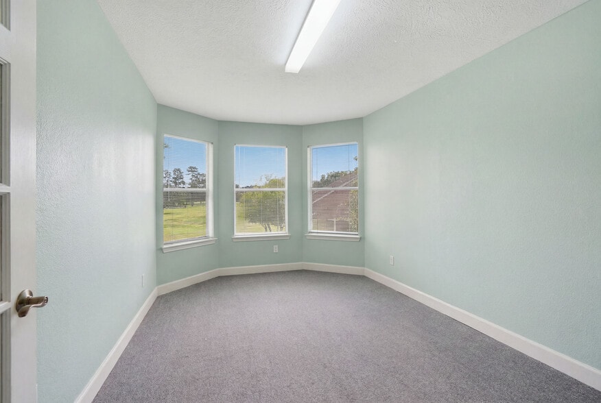 More Photos Of 13700 Lakewood Forest Dr, Houston Office For Sale