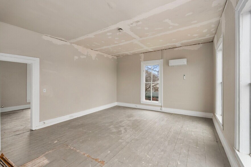 More Photos Of 901 N Saint Joseph St, Gonzales Office For Sale