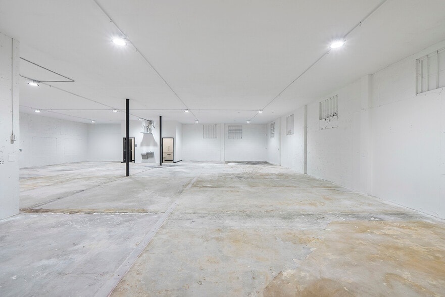 More Photos Of 530 17th St, West Palm Beach Light Distribution For Lease