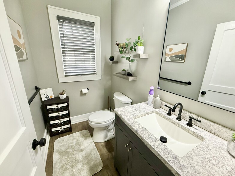 More Photos Of 208 N Gloster St, Tupelo Office For Sale