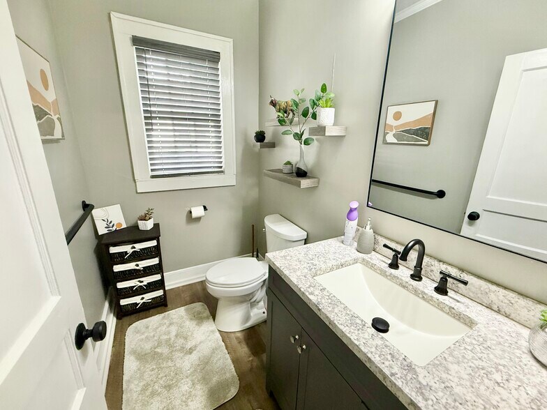 More Photos Of 208 N Gloster St, Tupelo Office For Sale