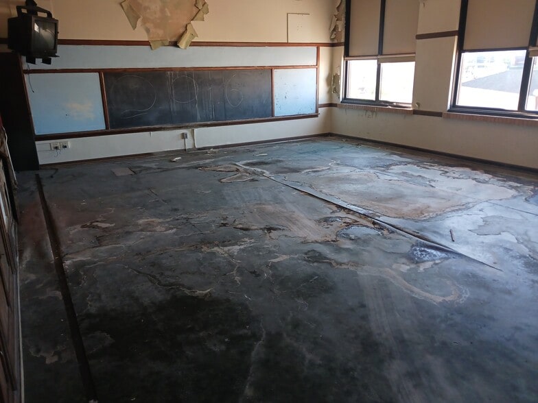 More Photos Of 500 E Thomas St, Lansing Schools For Sale