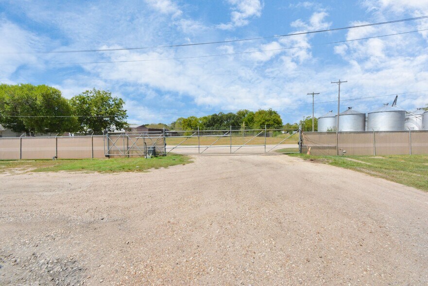 More Photos Of 1500 W Highway 6, Alvin Truck Terminal For Lease