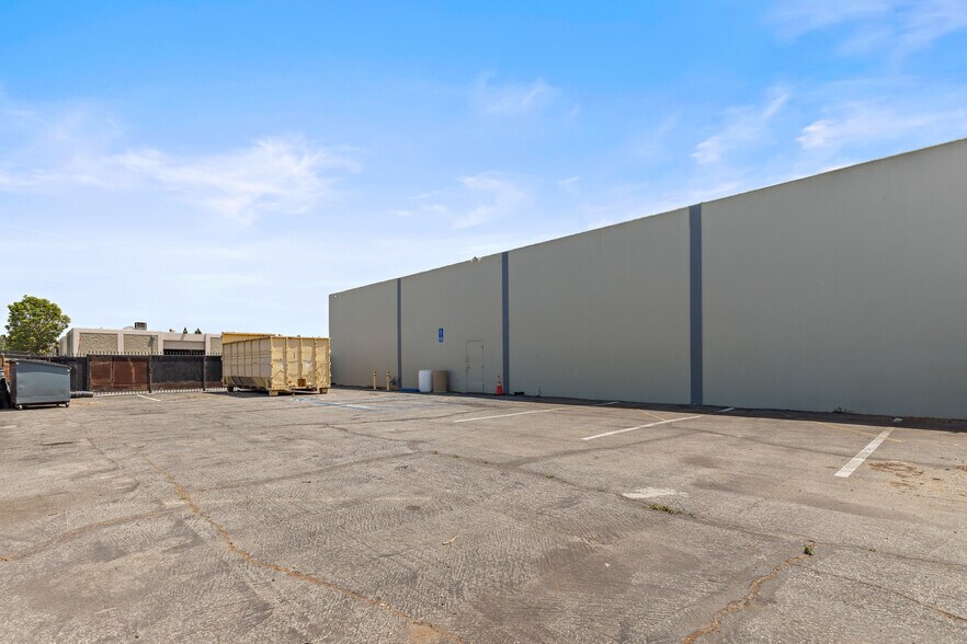 More Photos Of 7200-7240 Adams St & Texaco Ave, Paramount Warehouse For Sale