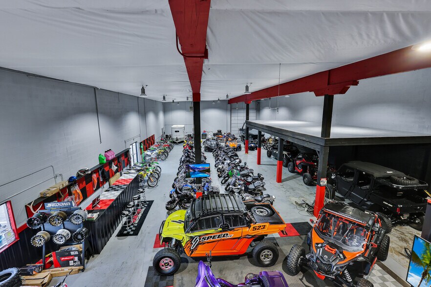 More Photos Of 7168 N Government Way, Dalton Gardens Warehouse For Sale