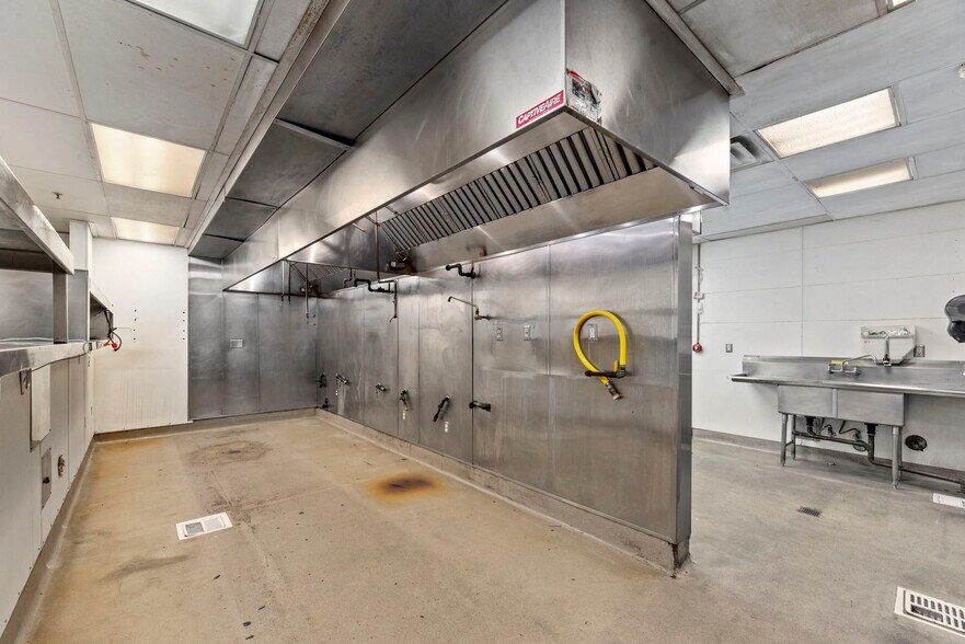 More Photos Of 29001 Canwood St, Agoura Hills Restaurant For Lease