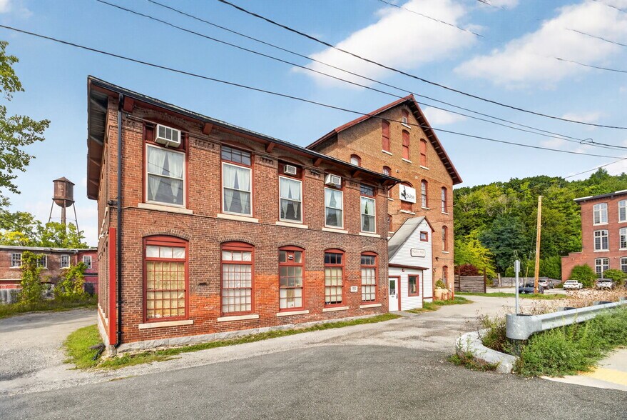 More Photos Of 420 Park St, Housatonic Flex For Sale