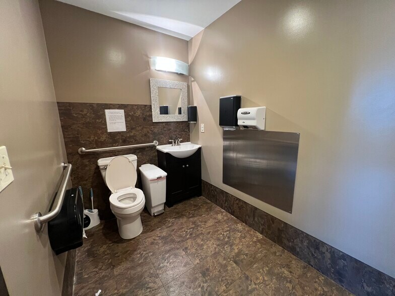 More Photos Of 872 Ohio Pike, Cincinnati Medical For Sale