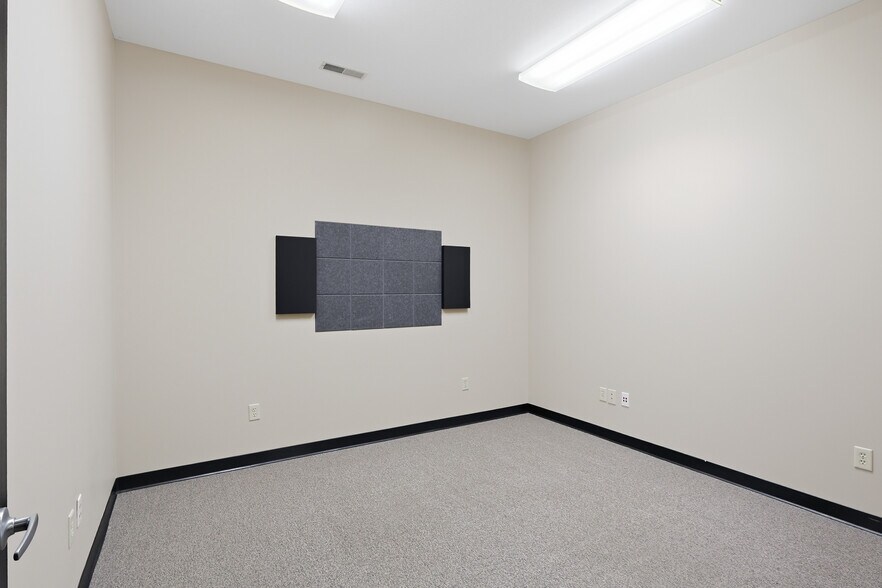 More Photos Of 2585 Eastwood Dr, Columbus Office For Lease