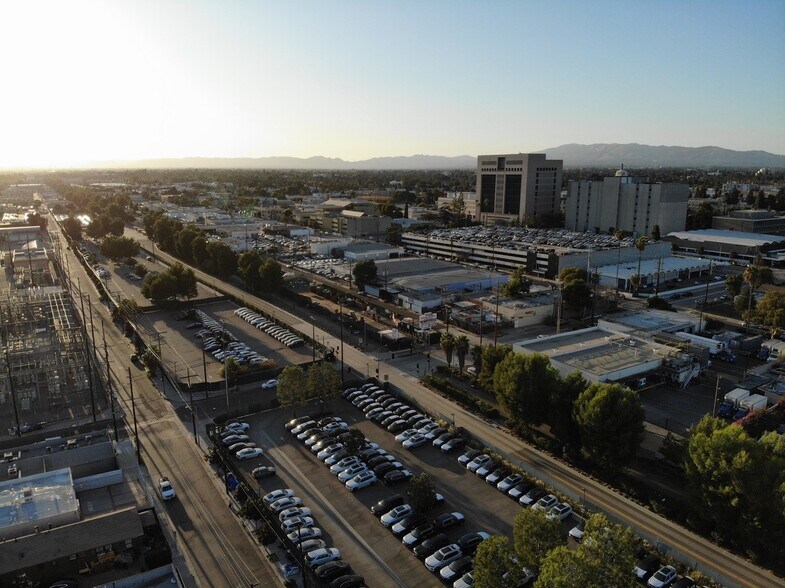 More Photos Of 14222-14226 Aetna St, Van Nuys Warehouse For Lease