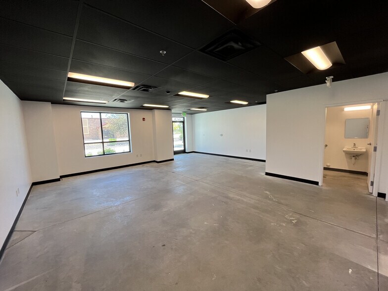 More Photos Of 9235 Eastman Park Dr, Windsor Light Manufacturing For Lease