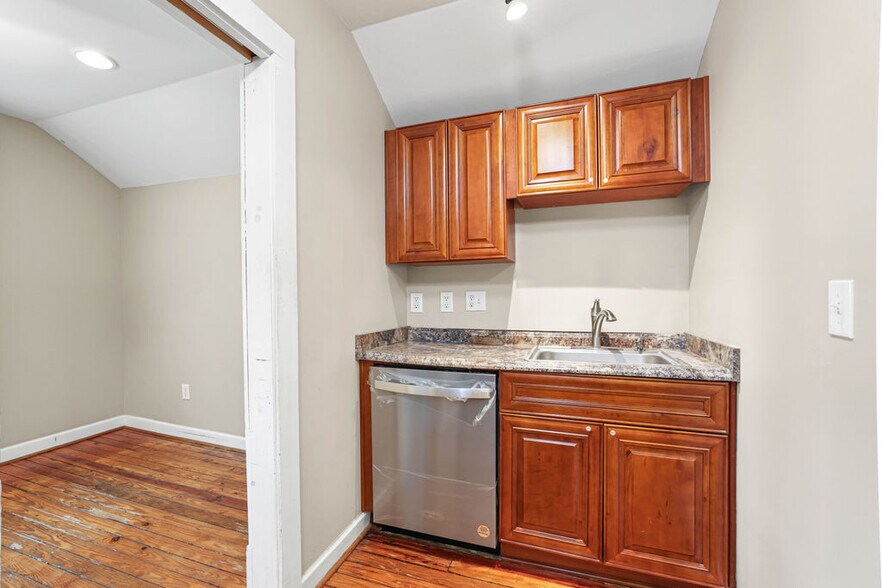 More Photos Of 113 Whitsett St, Greenville Office For Sale